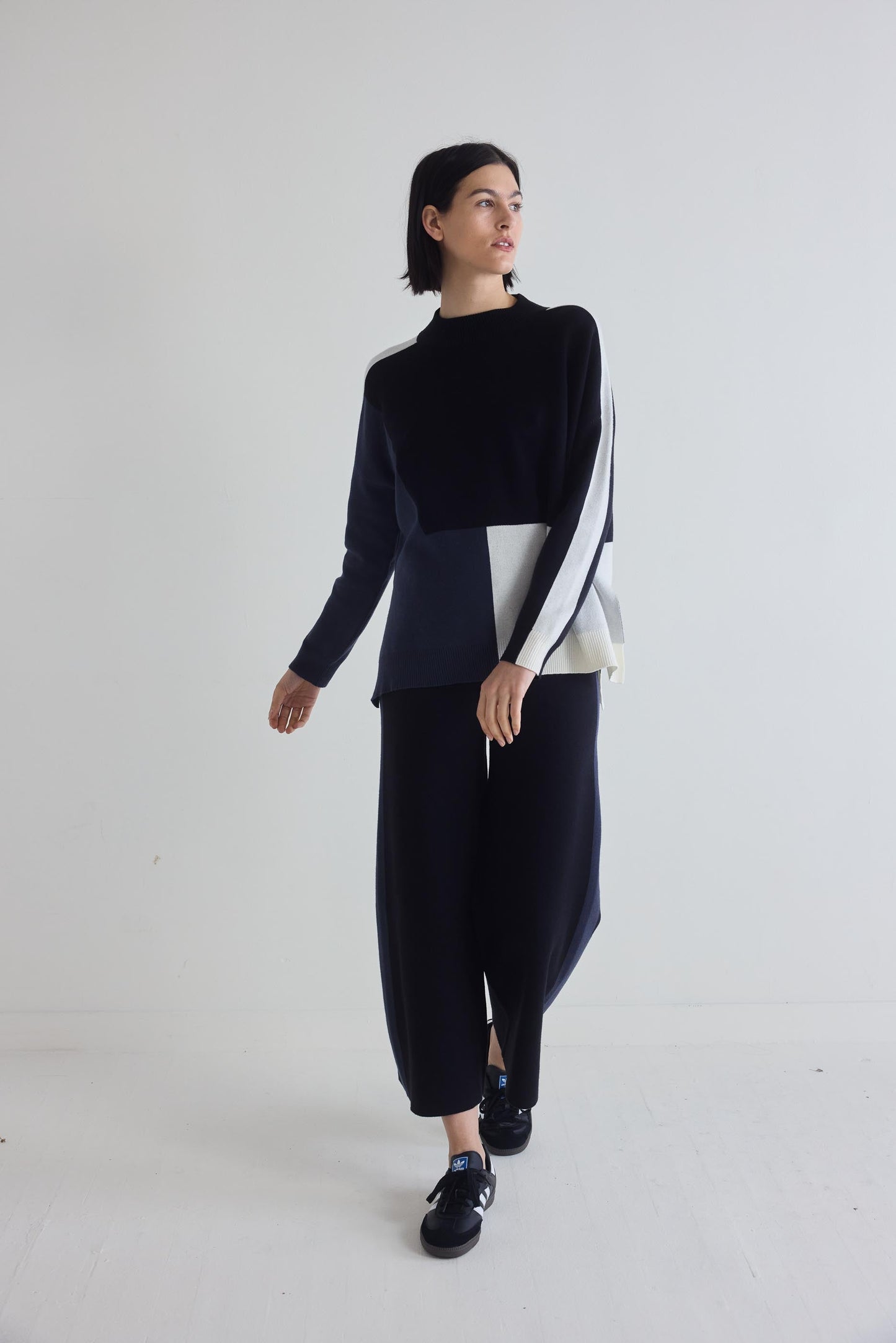 Light Knit Colorblock Sweater