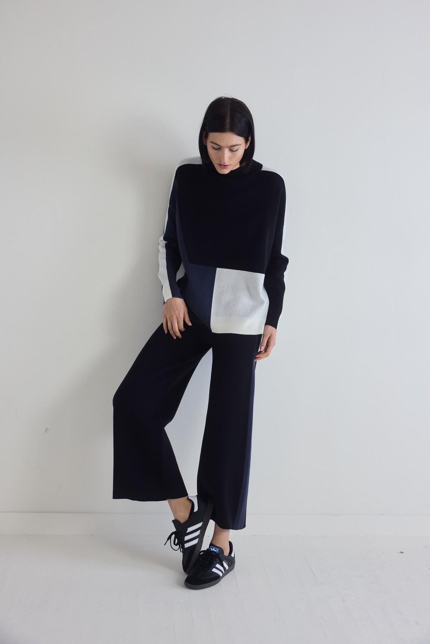 Light Knit Colorblock Sweater