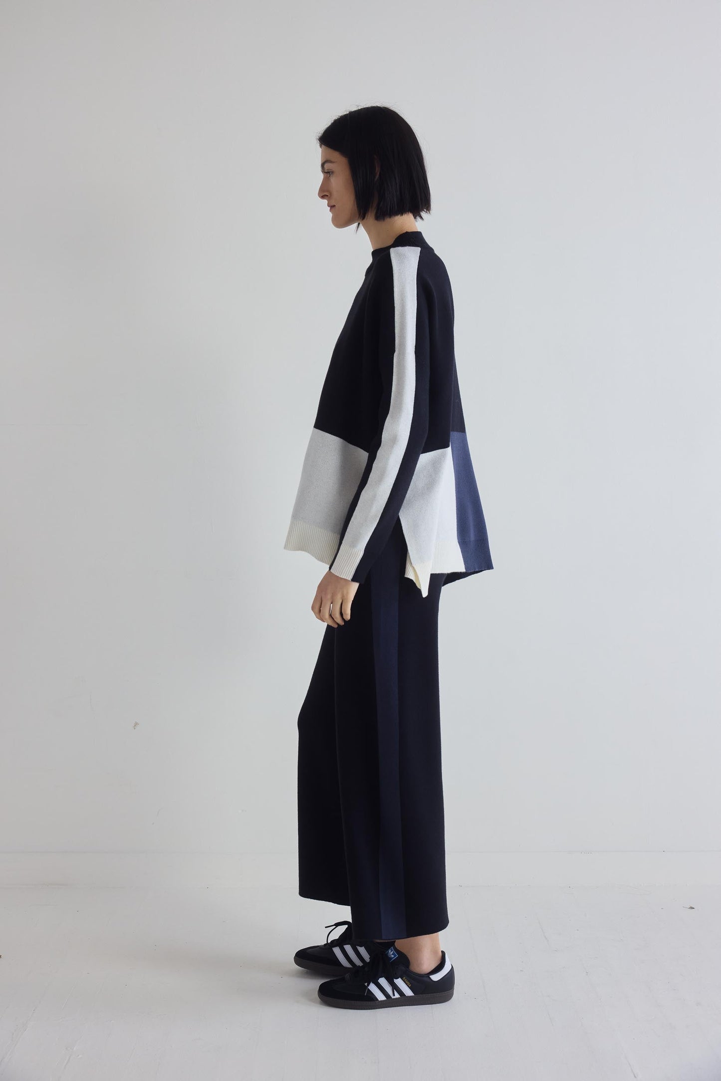 Light Knit Colorblock Sweater