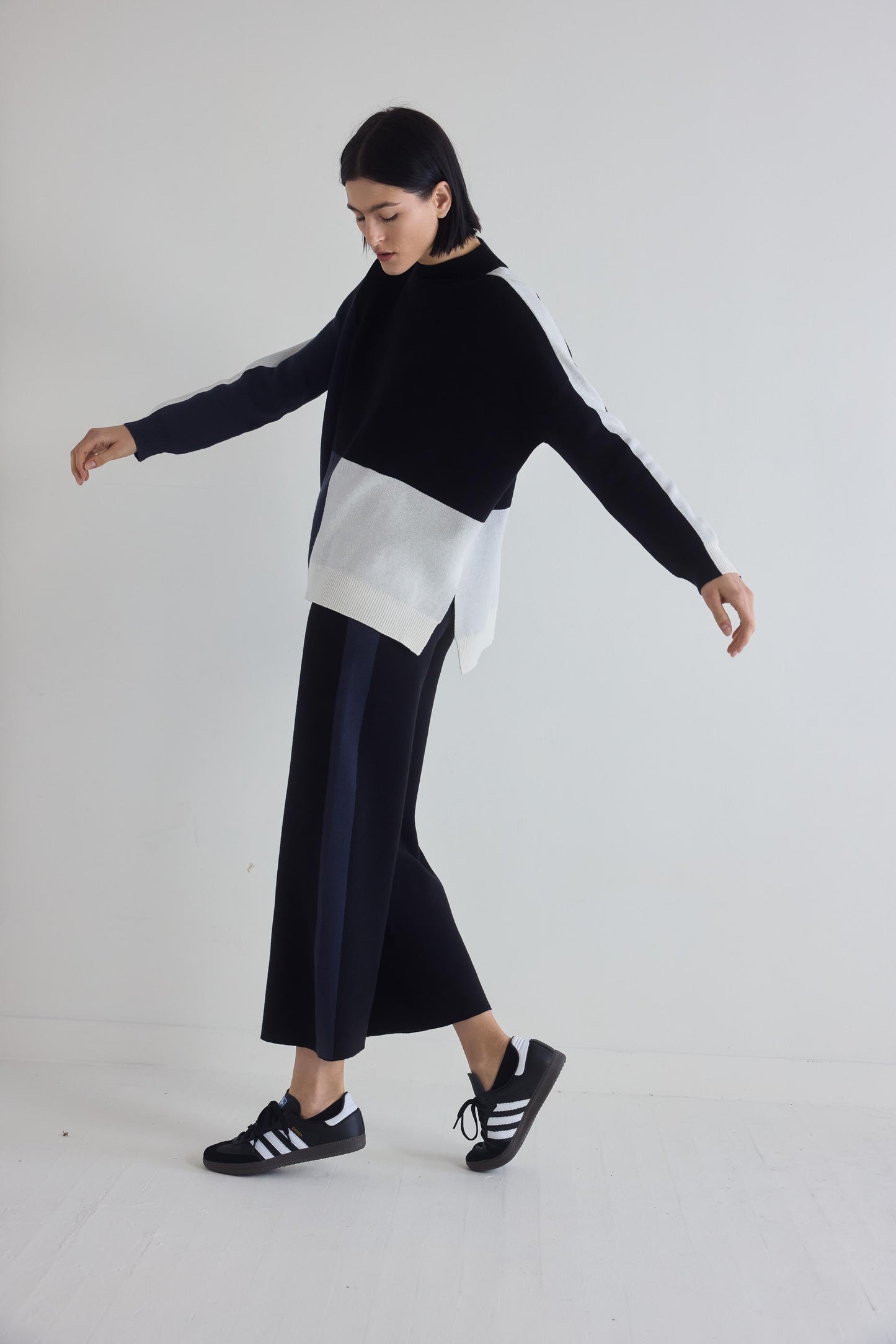 Light Knit Colorblock Sweater