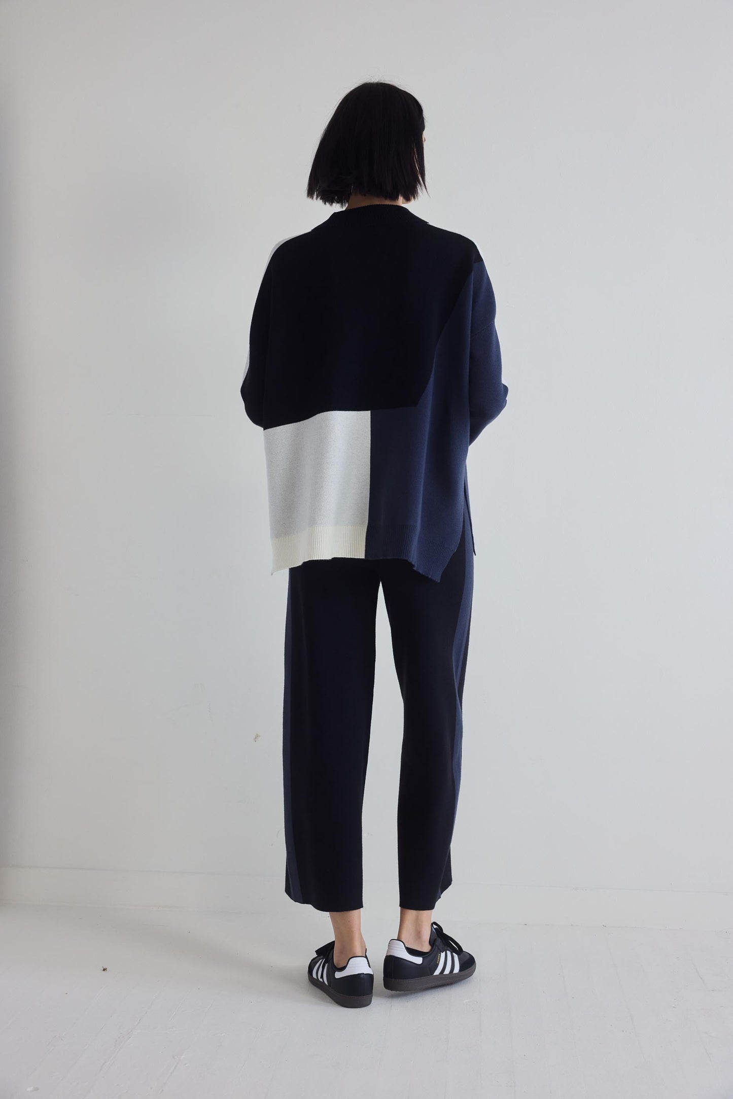 Light Knit Colorblock Sweater