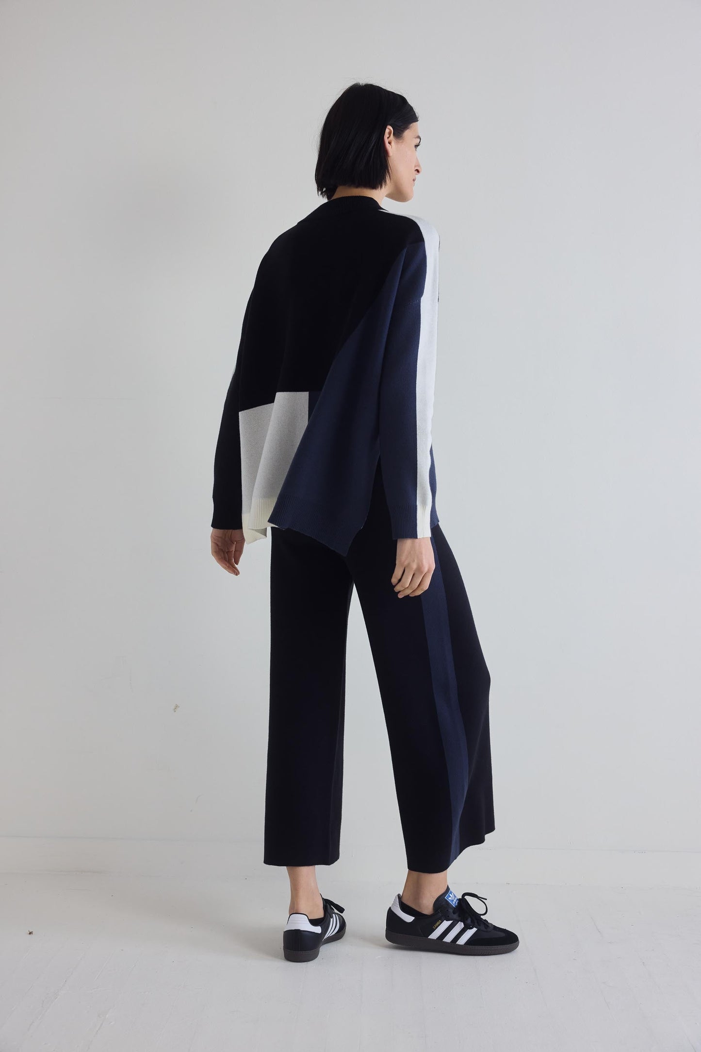 Light Knit Colorblock Sweater