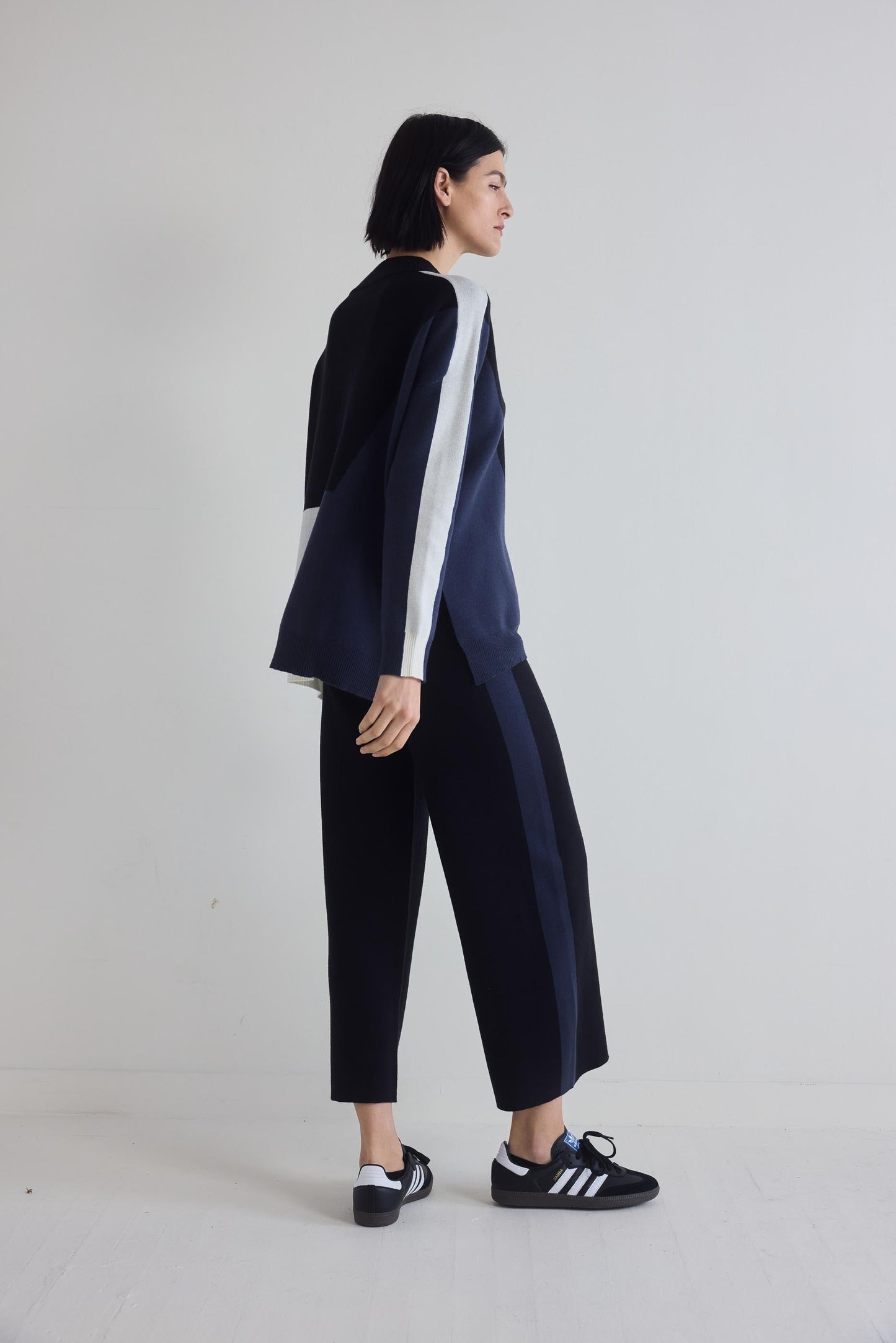 Light Knit Colorblock Sweater