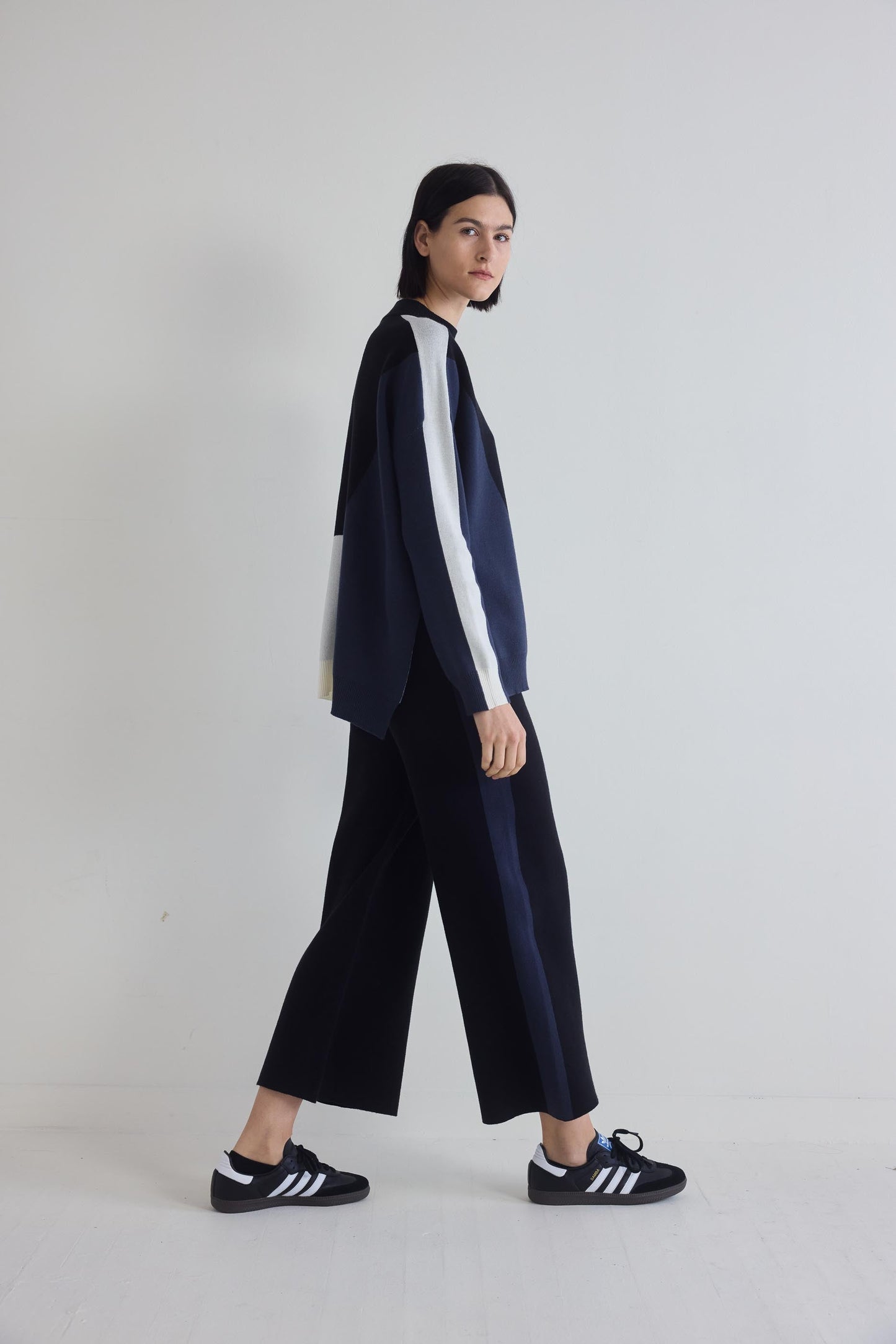 Light Knit Colorblock Sweater