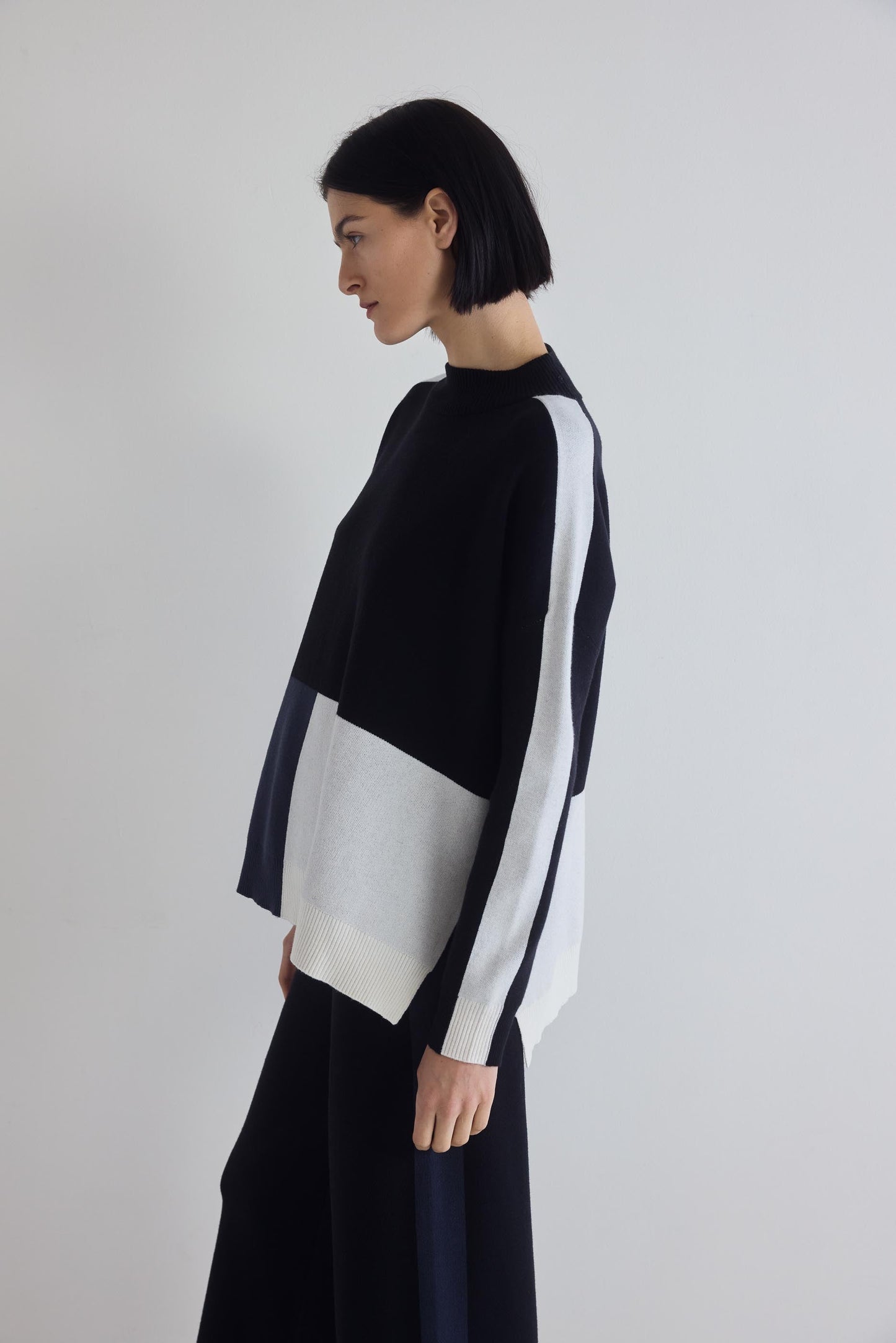 Light Knit Colorblock Sweater